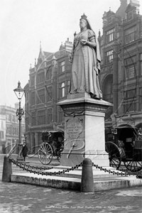 Picture of Berks - Reading, Queen Victoria Statue - N2602