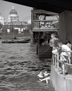 Picture of London - Swimming in the Thames c1930s - N011