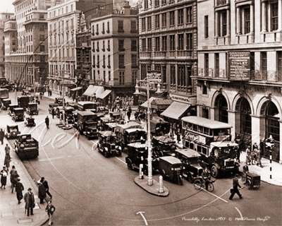 Piccadilly in Central London c1933