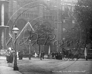 Westminster Abbey with a Hansom Cab waiting outside, Westminster in Central London c1890s