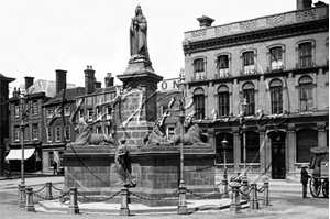 Picture of Berks - Newbury, Market Place & Queen Victoria Statue c1900s - N3144