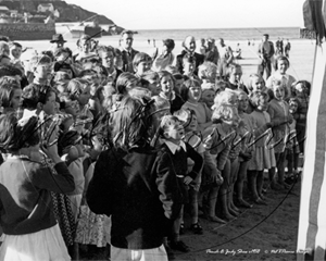 Picture of Misc - Kids, Punch and Judy Show on the Beach c1958 - N1941