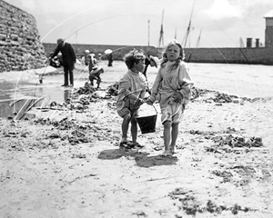 Picture of Misc - Kids, Kids on the Beach c1900s - N950
