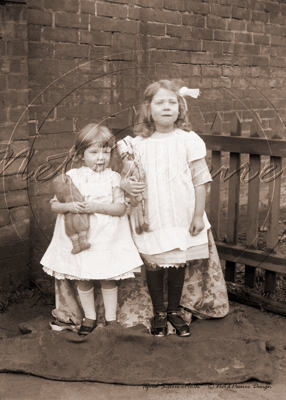 Picture of Essex - Ilford, Sisters c1920s - N682