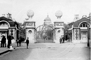 Picture of London, SE - Greenwich, King William Walk Entrance to Naval College c1900s - N3433