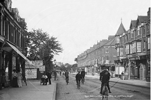 Picture of London SW - Sheen, Upper Richmond Road with Sheen Gate Mansions c1900s - N4026