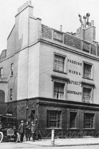 The Running Footman Public House and Black Cab, Charles Street in Central London c1910s