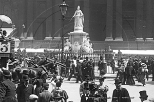 Picture of London - St Paul's Cathedral, Queen Victoria Statue c1900s - N4325
