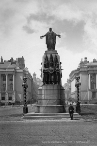 Picture of London - Westminster, Waterloo Place, Crimean War Memorial c1870s - N4517